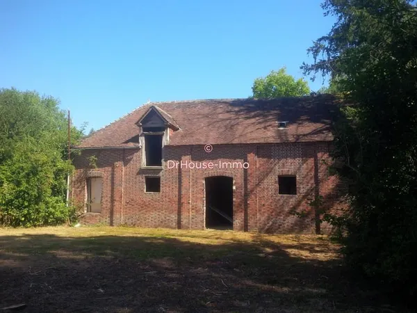 anciennes écuries à réhabiliter avec beau terrain plat et clos