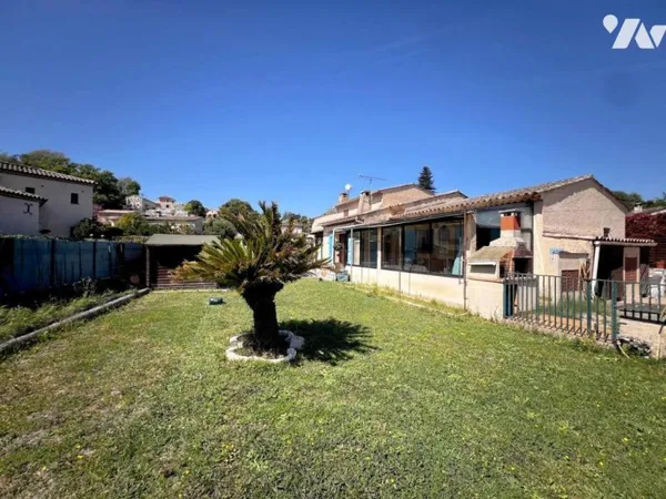 Vends maison - 73.79m² - 2 pièces, 1 chambre - Auribeau-sur-Siagne 06810