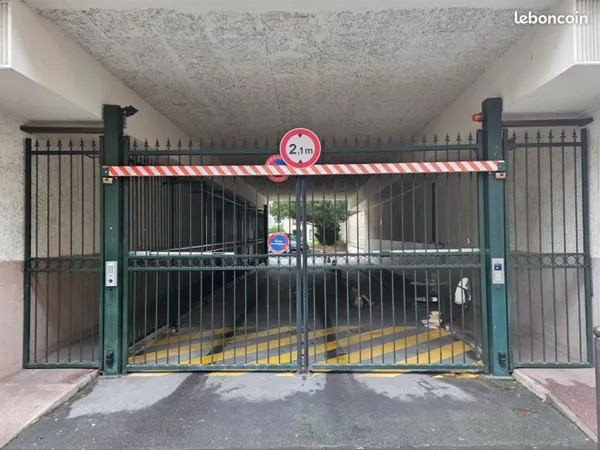 Parking fermé / box 71 rue de Saussure Paris 17è