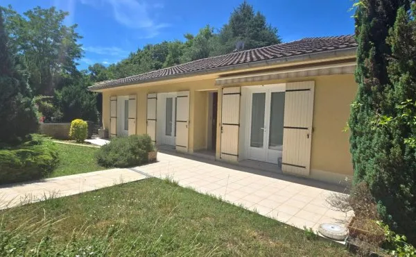 Maison type 6, sur sous-sol semi enterré, double garage, sur un terrain de 965 m²