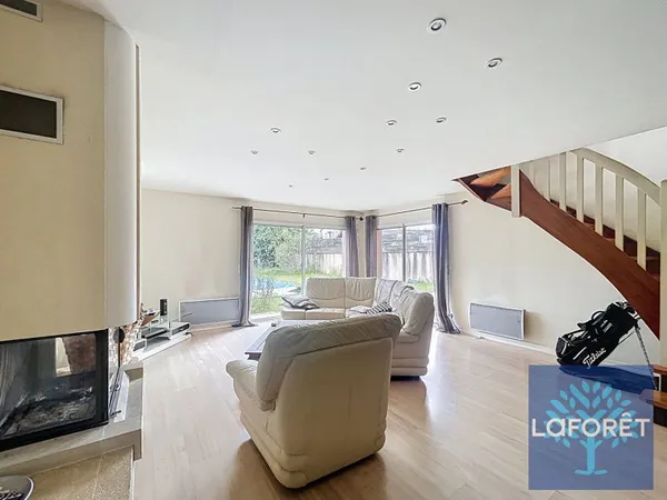 Maison 10 pièces 258 m²