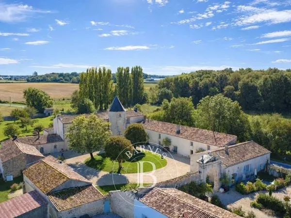 Exclusivité - Charente Maritime (17) - Château XVIIe Mh et ses 8 gîtes