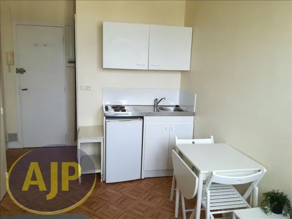 A LOUER - STUDIO MEUBLE 13 m²