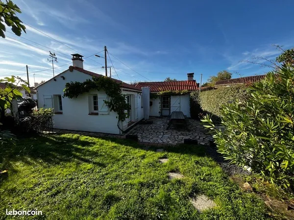 Maison de charme rénovée 70m² avec jardin, parking et terrasse
