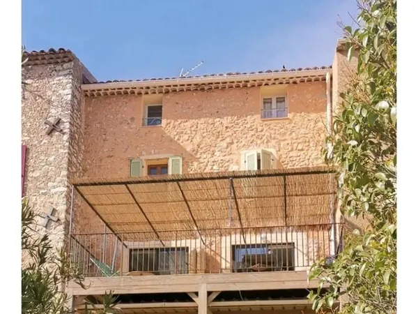 Maison de village vue terrasse jardin