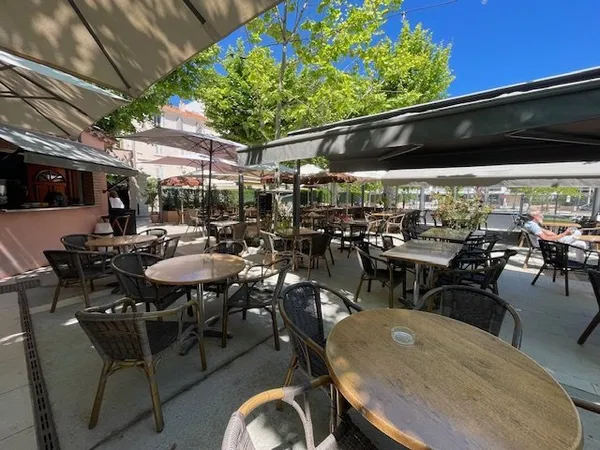 RESTAURANT AVEC TERRASSE DE 180 COUVERTS