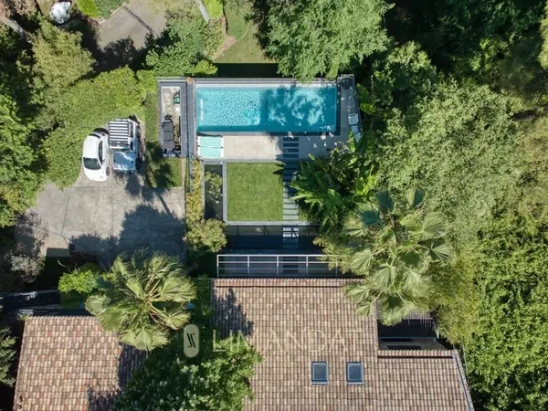 - Villa d'architecte avec dépendances-