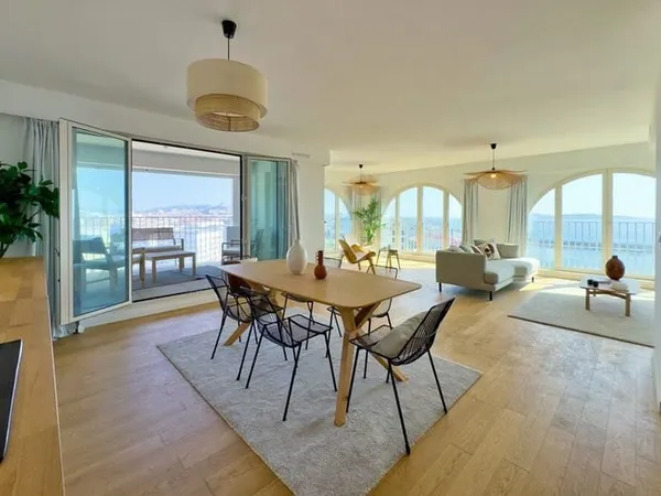 Vue mer et ville  T4 d'exception 126 m² face aux Dock