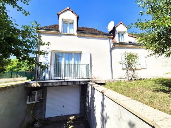 Grande maison familiale de 168 m² - 5 chambres et un bureau - Terrain de 766 m² - Sous-sol avec gara