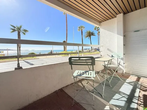 STUDIO de 29 m2 SUPERBE VUE MER, PORT ET PLAGE A PIED.