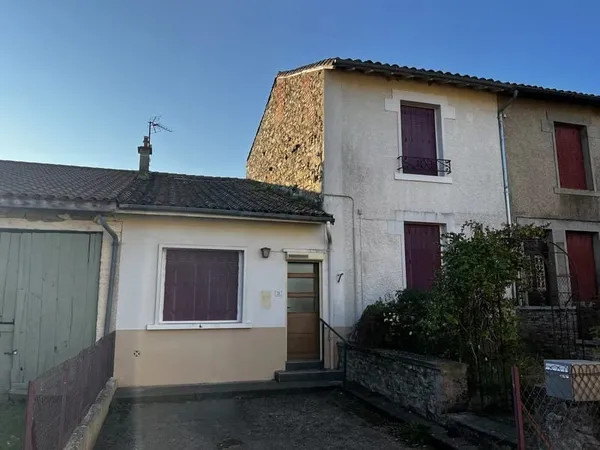 Maison familiale spacieuse et bien située, à deux pas de la ville, avec de grands jardins