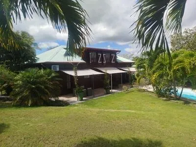 LE MOULE MAISON avec 4 studios+F2 sur terrain de 826m2 avec piscine 430000€