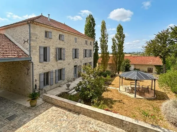 Maison 19 pièces 885 m²