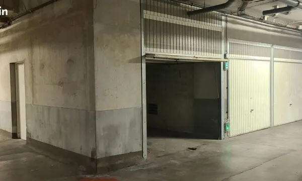 Grand garage avec mezzanine