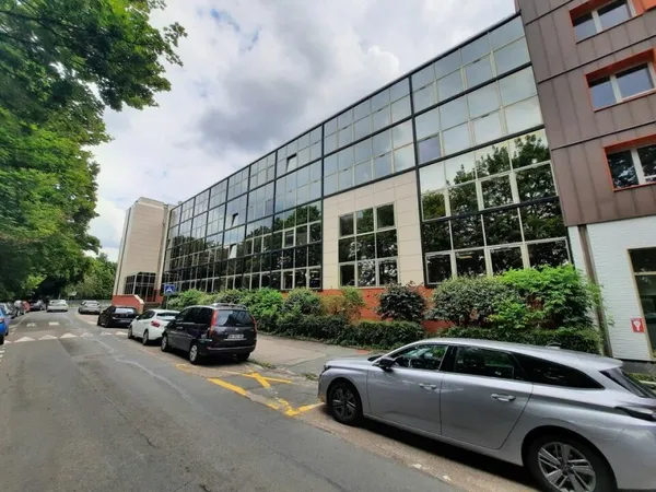 Local professionnel 1088 m²