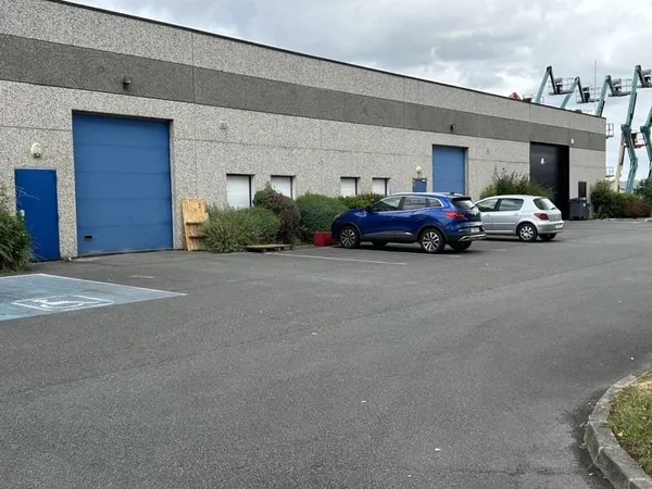 Entrepôt 384 m²