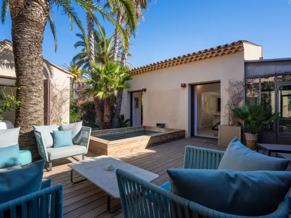 SAINT-TROPEZ - MAISON DE VILLAGE AVEC JARDIN ET PISCINE