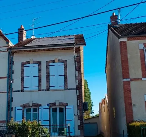 Maison de ville avec jardin - dépendances - panneaux solaires - quartier calme
