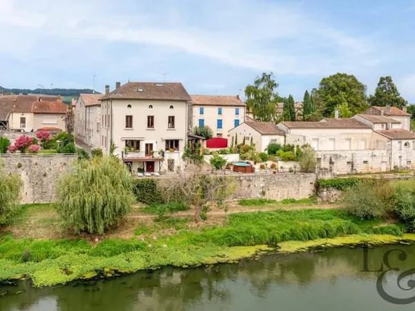 A vendre à Castelmoron-sur-Lot maison de maître 5 chambres avec vue sur le Lot