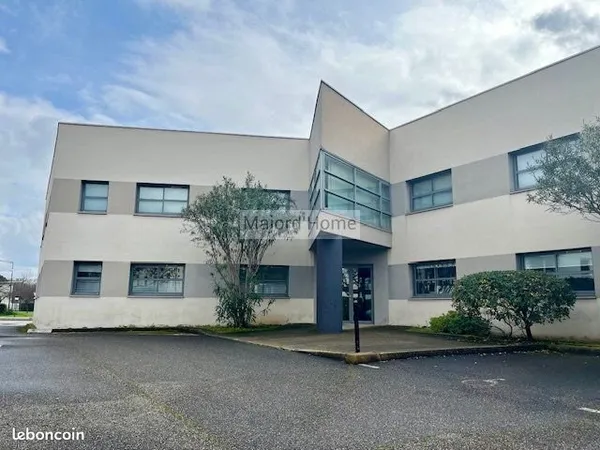 Parc Georges Besse Local 100 m² Parkings