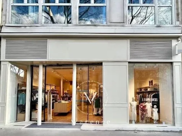 Place de la République - 75003 Paris - Métro République - Boutique à vendre - 185 m² loi Carrez - Em
