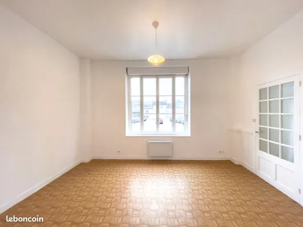 PONTORSON - A LOUER appartement F2 avec courelle et dépendance