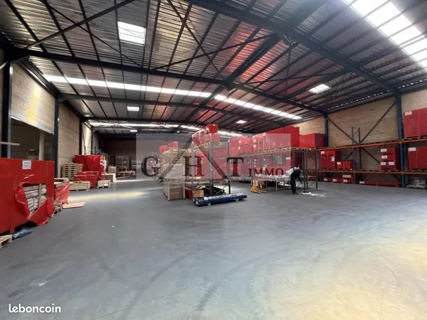 Local industriel 2 100 m²