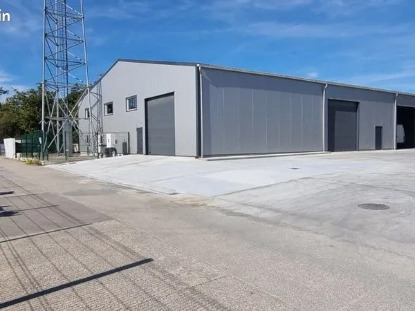 Local artisanal 695 m2 neuf isolé possibilité de diviser en trois lots