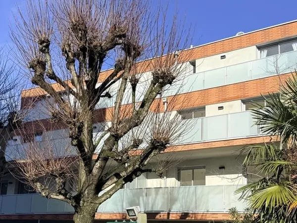 COTE PAVEE, Local professionnel de 68 M² avec Jardin, Terrasse et Parking