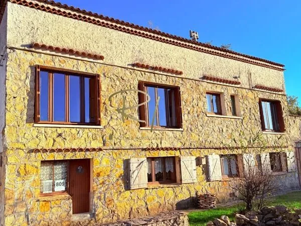 A vendre à Goudargues dans un parc de 6400m2 maison pour pro