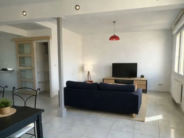 oe¨ T2 meublé lumineux 52m² €" Vue dégagée €" Parking €" avenue La Gibertine (Alès)