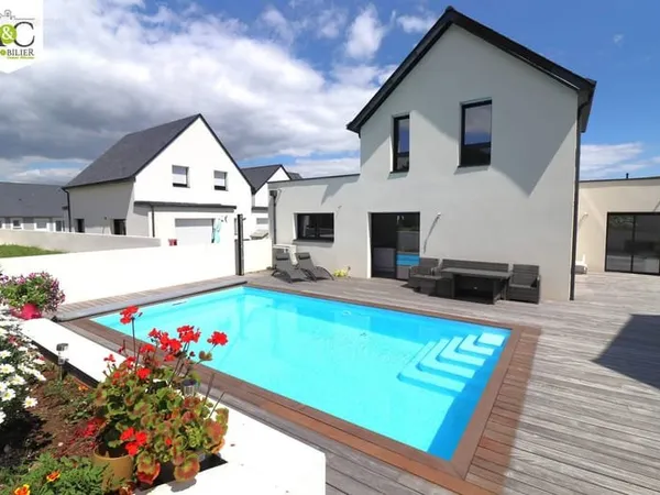 Queven belle contemporaine avec piscine chauffee