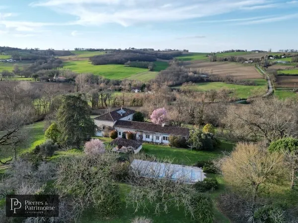 Propriété de caractère en pierre avec piscine et terrain autour de 4ha proche Nérac