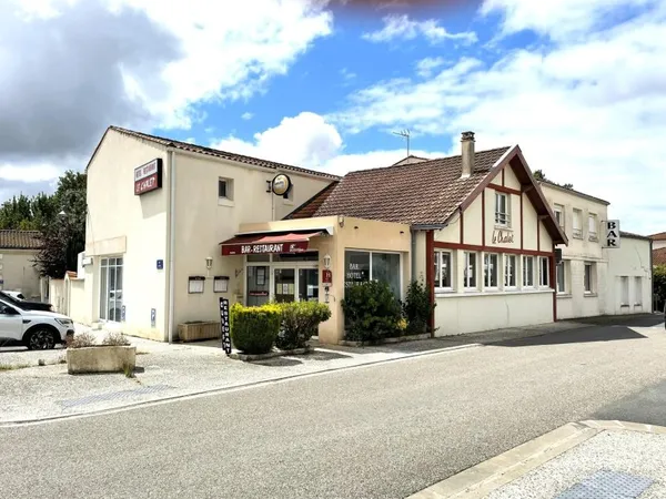 Hotel Restaurant Bar avec terrasse et jardin