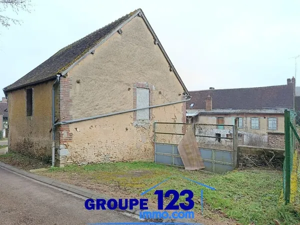 Au coeur village, bien à rénover avec jardin et grange indép