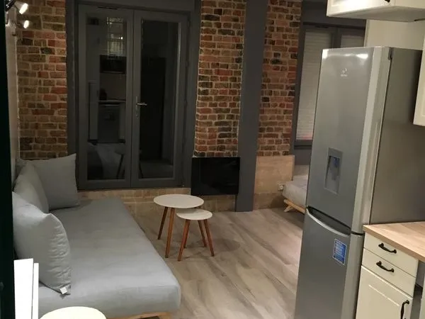 Exceptionnel 2 pièces meublé + terrasse privative de 16 M2 au 18 rue des roses 75018, situé au RDC s