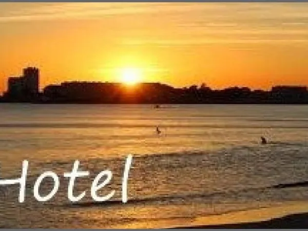 HOTEL : aux pieds des Rues piétonnes, à 2 pas de la plage.