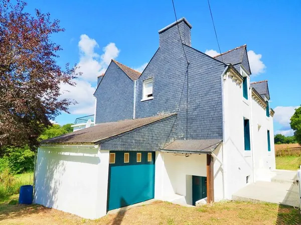 Vaste maison bretonne des années 30 - 4 chambres, 200m² sur 7450m² de terrain - Guiscriff (56)