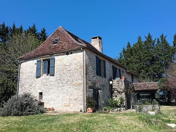 Grande batisse en pierres (env 150m2), 2ha de terrain + dépe