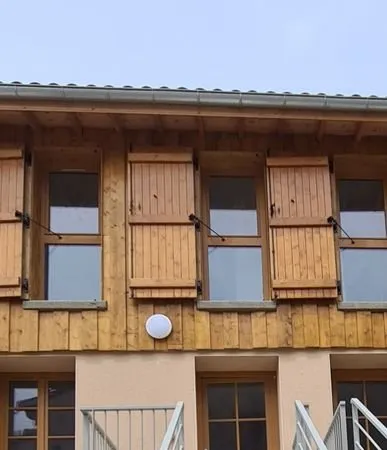 T3 duplex + terrasse rénové dans superbe propriété en pierre