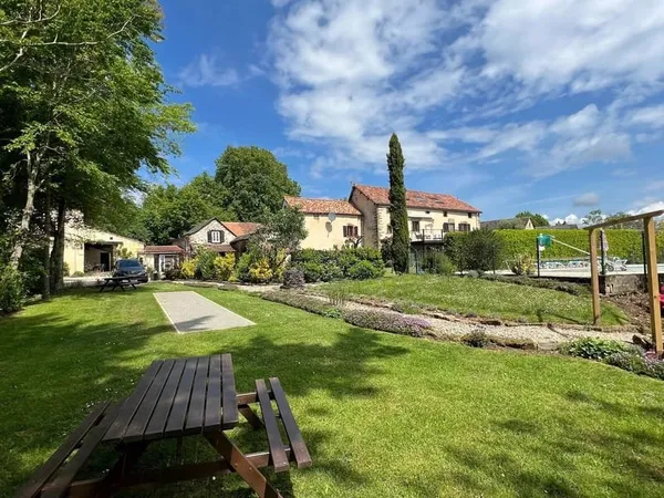 Maison à la campagne avec 2 gîtes, piscine et vue sublime