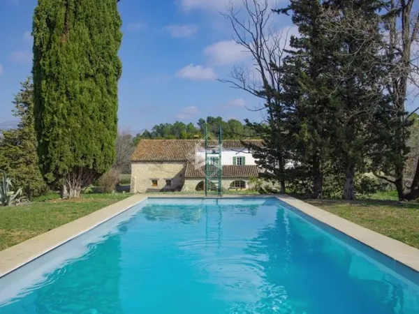 Pays de Fayence- Mas provençal à renover