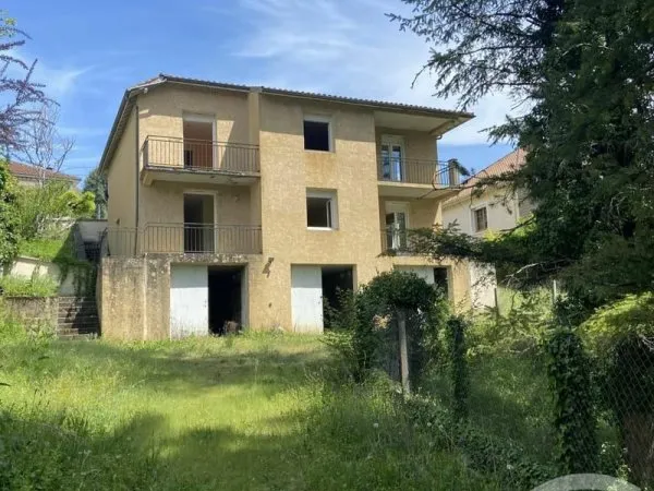 Bâtiment 198 m²