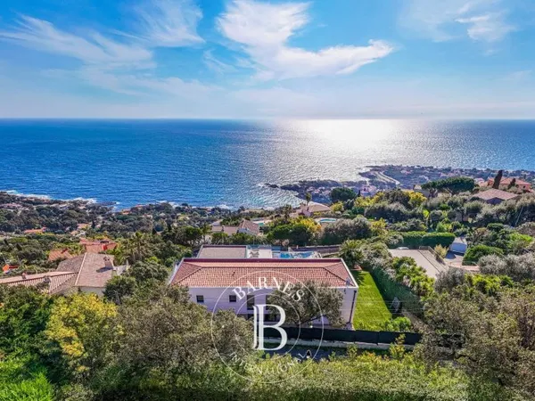 EXCLUSIVITÉ - LES ISSAMBRES - VILLA MODERNE - VUE MER PANORAMIQUE