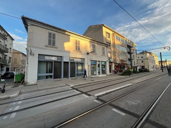 Appartement loué de type 2 de 49 m2 dans un petit immeuble proche remparts.