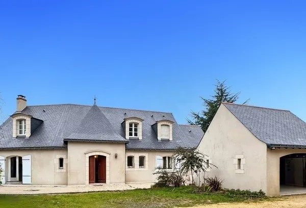 Maison de caractère entièrement rénovée - 212 m² sur parcelle de 2900 m2 - Écrin de verdure dans le 