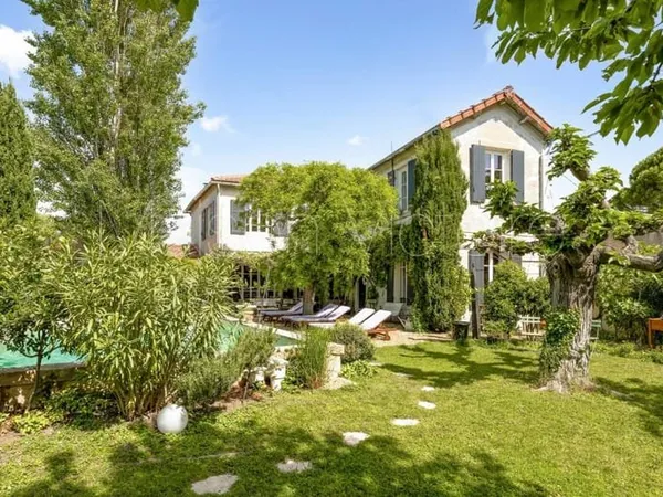 Charmante propriété près de l'Isle-sur-la-Sorgue avec jardin
