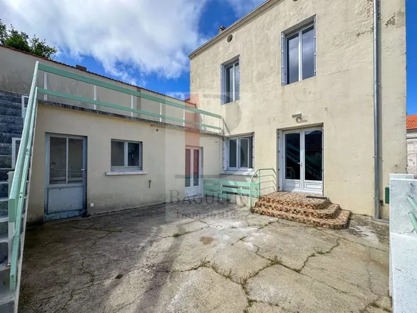 Centre ville, Maison rénovée 4 ch, avec cour privative et ca