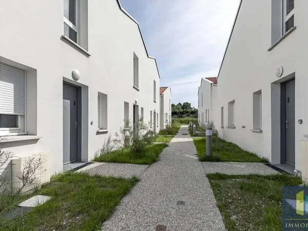 MERIGNAC MAISON T3 NEUVE - DEUX CHAMBRES, JARIN ET PLACES DE PARKING