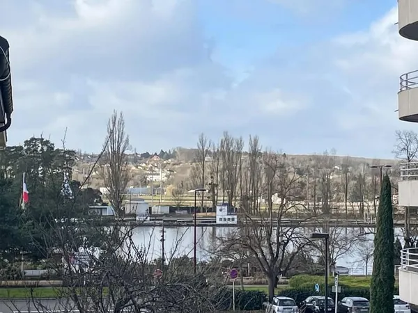 Appartement traversant 4 pièces de 85 m² à Vichy